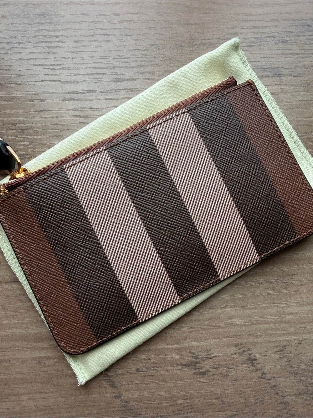 NWT Burberry Kelbrook Birch Brown E-canvas zip cardholder w/ chain